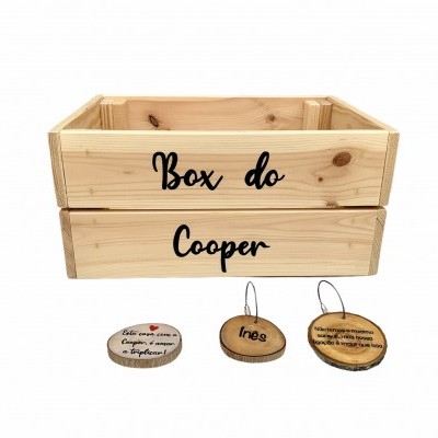 Caixa de madeira com gravação 'Box do Cooper' e três etiquetas penduradas decorativas de madeira