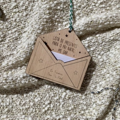 Etiqueta de papel castanho em forma de envelope com texto para Pai Natal em tecido felpudo bege