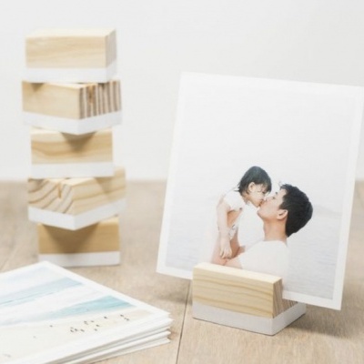 Suporte de fotos em madeira clara com fotografia