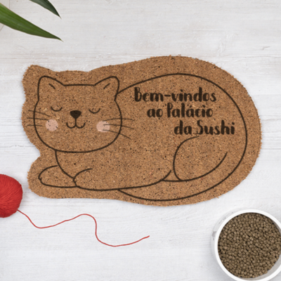 Tapete de cortiça em forma de gato com texto de boas-vindas em português.