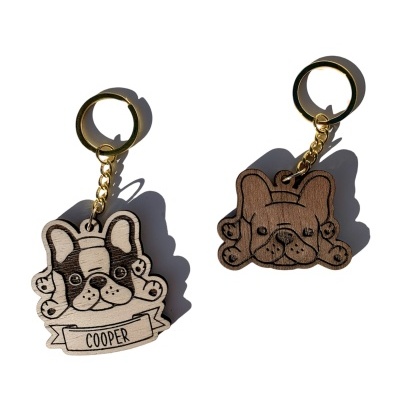 Dois porta-chaves de cabeça de bulldog francês, um beige com o nome COOPER e outro castanho