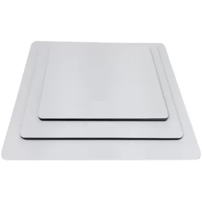 Conjunto de três pastilhas quadradas brancas com bordas pretas