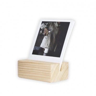 Suporte de madeira com fotografia Polaroid inserida