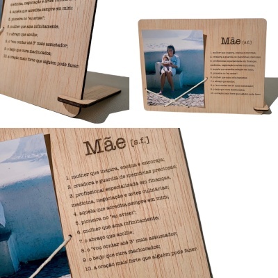 Placa de madeira gravada com texto sobre mãe e fotografia de mulher com criança