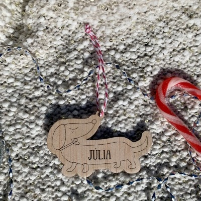 Colar com pendente de madeira em forma de cão com o nome JÚLIA e cordão trançado vermelho e branco