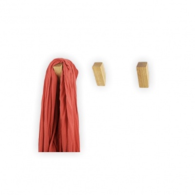 Três cabides de parede em madeira clara, um com lenço vermelho