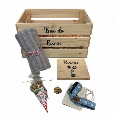 Caixa de madeira para animais com acessórios como manta, coleira azul, tigela bege e petisco em cone