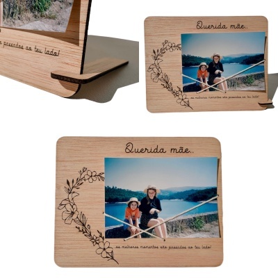 Porta-retrato de madeira com foto e texto gravado para mãe