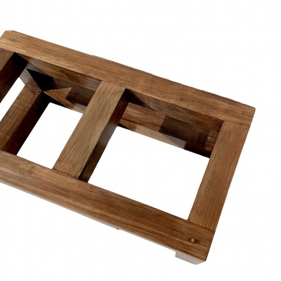 Estrutura retangular em madeira com duas divisões quadradas e suporte diagonal