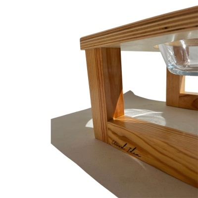 Suporte de madeira clara para taça de vidro com inscrição Wood Idea