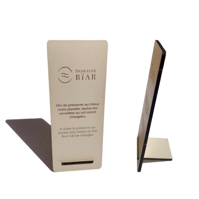 Expositor de mesa branco com texto sobre preservação ambiental da marca DOMAINE BIAR