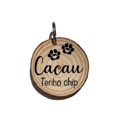 Chaveiro redondo em madeira com texto e pegadas pretas