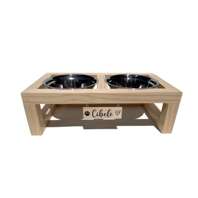Comedouro duplo para animais de madeira clara com recipientes metálicos e placa gravada