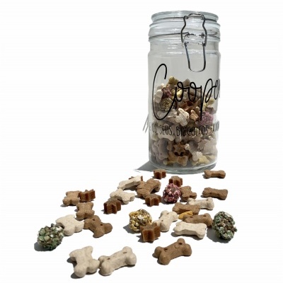 Frasco de vidro com biscoitos para cães variados e tampa metálica