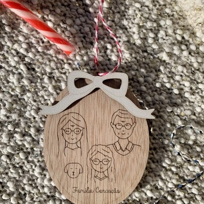 Enfeite oval de madeira com laço branco e gravura de família para pendurar