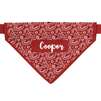 Lenço vermelho para cão com padrão paisley branco e nome Cooper