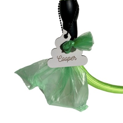 Presa amarela em corda com etiqueta branca 'Cooper' e saco plástico verde