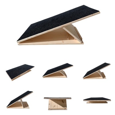 Pranchas de madeira inclinadas com cobertura preta antiderrapante em várias posições