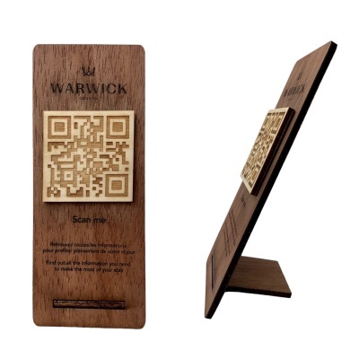 Suporte de madeira com QR code e texto WARWICK