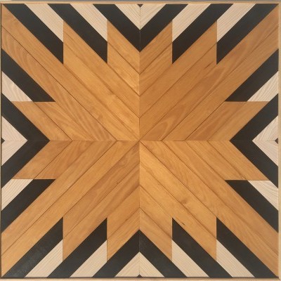 Painel decorativo quadrado com padrão geométrico em madeira e preto