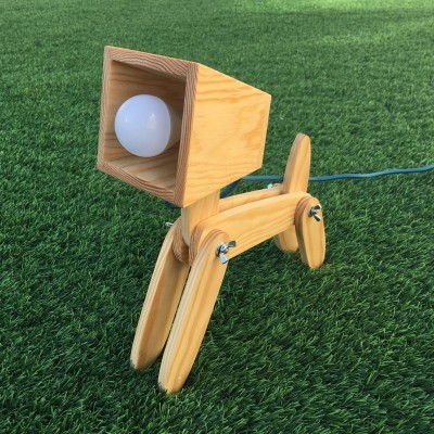 Candeeiro em madeira clara em forma de cão com lâmpada esférica branca na cabeça