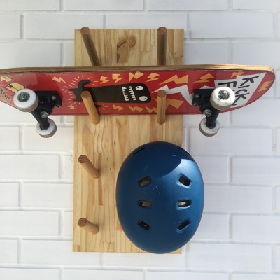 prateleira de parede com skate vermelho e capacete azul