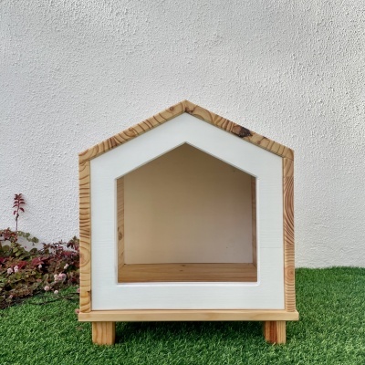 Casinha decorativa em madeira clara e branco em relva artificial