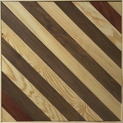 Painel decorativo quadrado de madeira com padrões diagonais em vários tons
