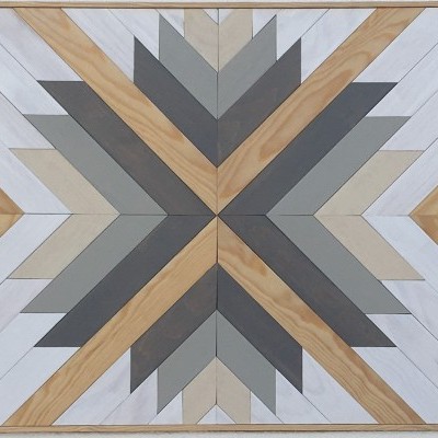 Painel geométrico de madeira com padrão de estrela e várias cores