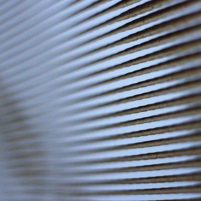 Close-up de estrutura com linhas paralelas brancas e castanhas com textura