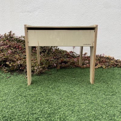 Aparador de madeira clara em ambiente exterior com relva artificial e plantas