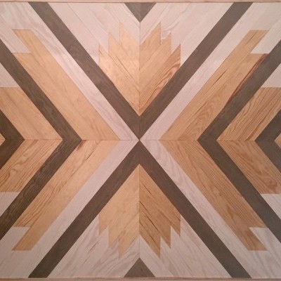 Padrão decorativo geométrico em madeira com várias tonalidades