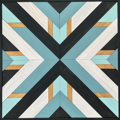 Painel decorativo quadrado em madeira com padrão geométrico colorido