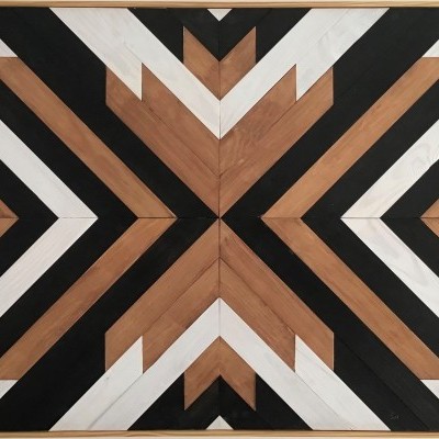 Painel decorativo retangular em madeira com padrão geométrico em castanho, preto, branco e bege.