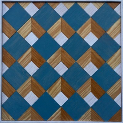 Painel decorativo de azulejos geométricos em azul, castanho e branco com textura de madeira