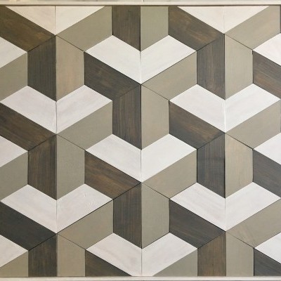 Painel decorativo de parede em madeira com padrão geométrico tridimensional 