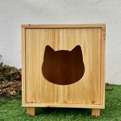 Móvel de madeira clara com recorte em forma de cabeça de gato