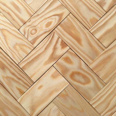 Piso de madeira clara com padrão em espinha-de-peixe