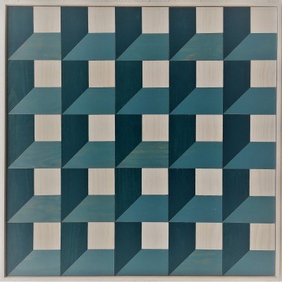 Painel decorativo com padrão geométrico de cubos em tons de azul, verde e branco