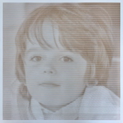 Desenho artístico de criança com linhas horizontais sobrepostas em tons sépia