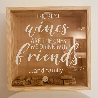 Caixa decorativa de madeira com rolhas e texto em vidro.