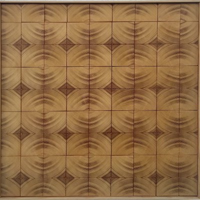 Painel de madeira quadrado com padrão geométrico e texturas em castanho