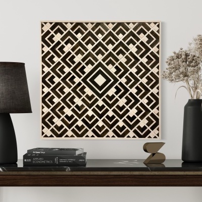 Console de madeira com lâmpada, livros, escultura, vaso e quadro geométrico na parede