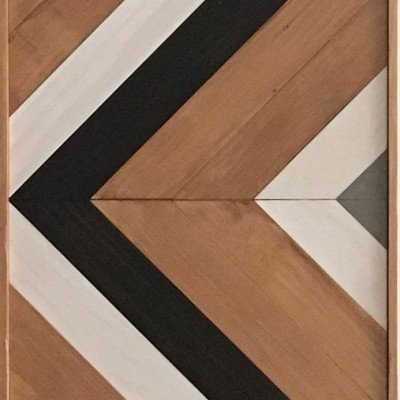 Painel decorativo geométrico em madeira natural, preto, branco e cinza
