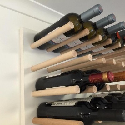 Suporte de vinho de parede em madeira clara com garrafas de vinho