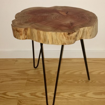 Mesa pequena de madeira natural com pernas finas de metal preto