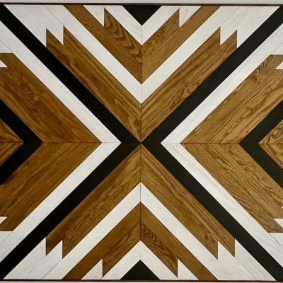 Painel decorativo retangular em madeira com padrão geométrico em castanho, bege e branco