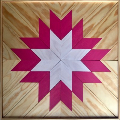 quadro decorativo de madeira com padrão geométrico em forma de estrela rosa e branco
