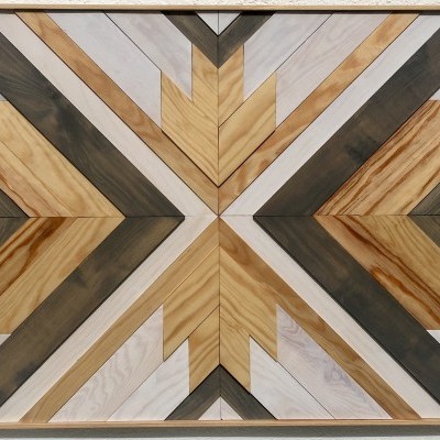 Painel decorativo de madeira com padrão geométrico em vários tons naturais