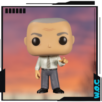 Funko Pop de homem com cabelo cinza, camisa branca e gravata, calças cinza, fundo cor-de-rosa e laranja